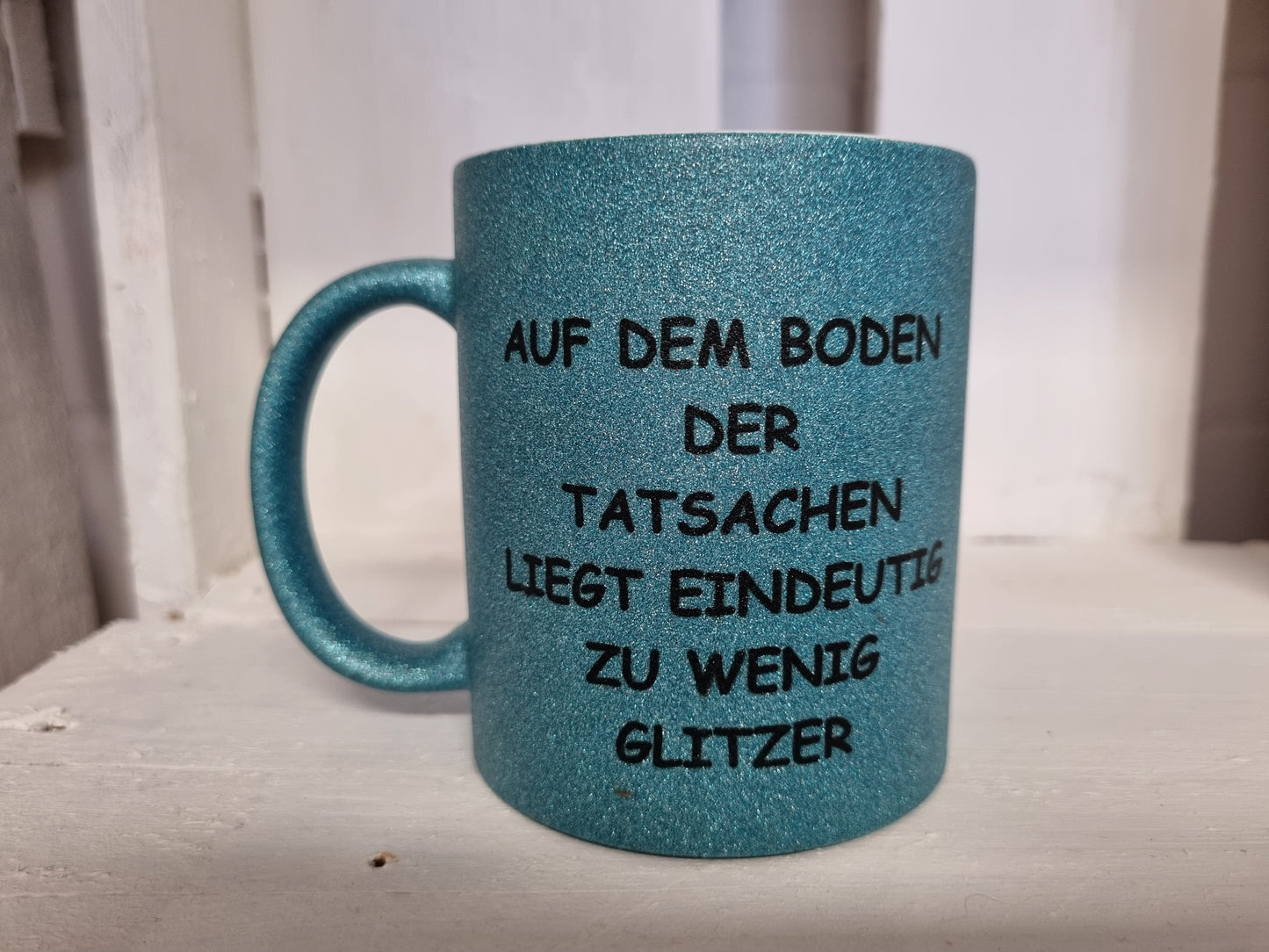 Glitzertasse Auf dem Boden der Tatsachen liegt eindeutig zu wenig Glitzer beidseitig bedruckt, personalisierbar