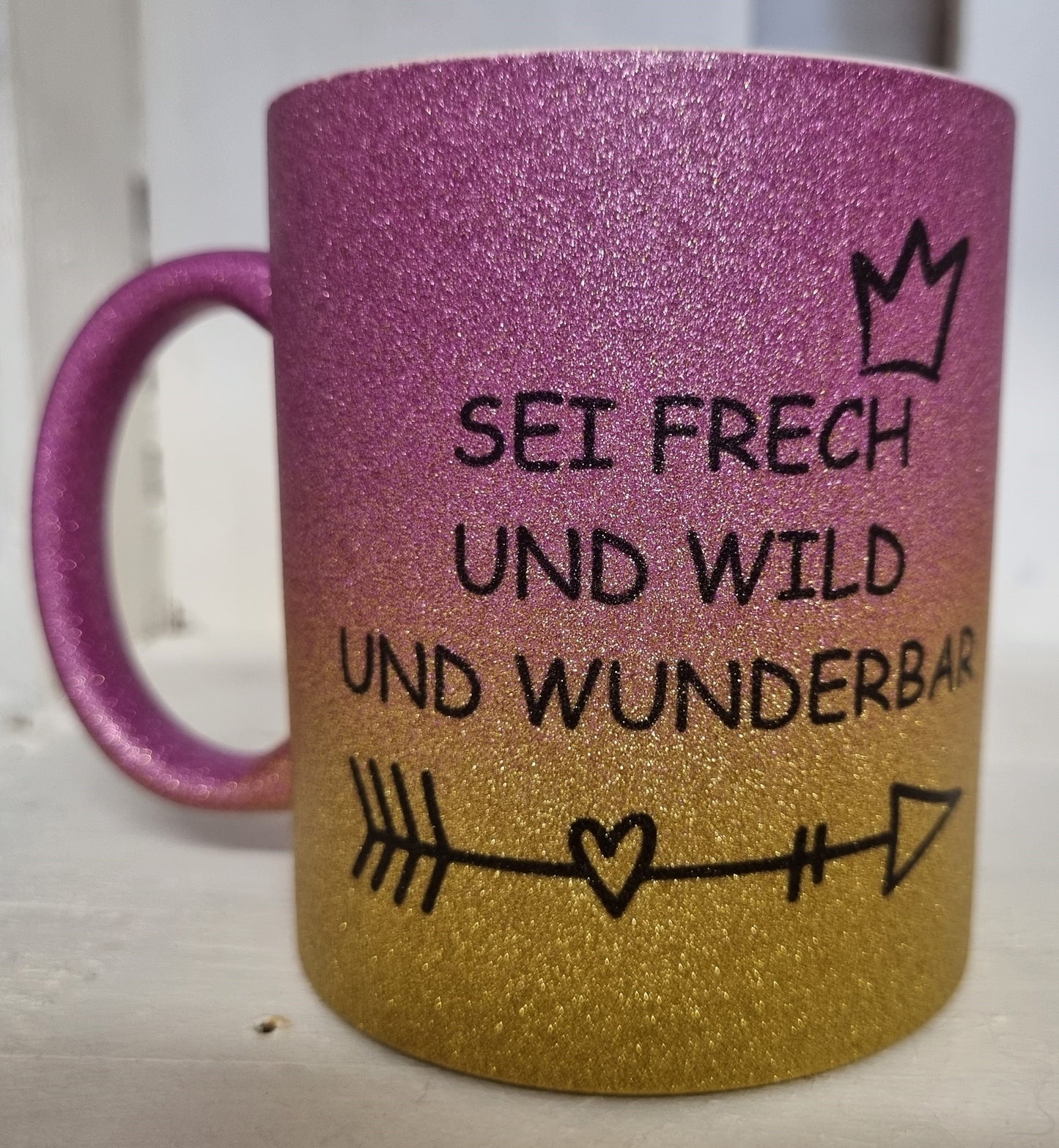 Glitzertasse Sei frech und wild und wunderbar beidseitig bedruckt, personalisierbar