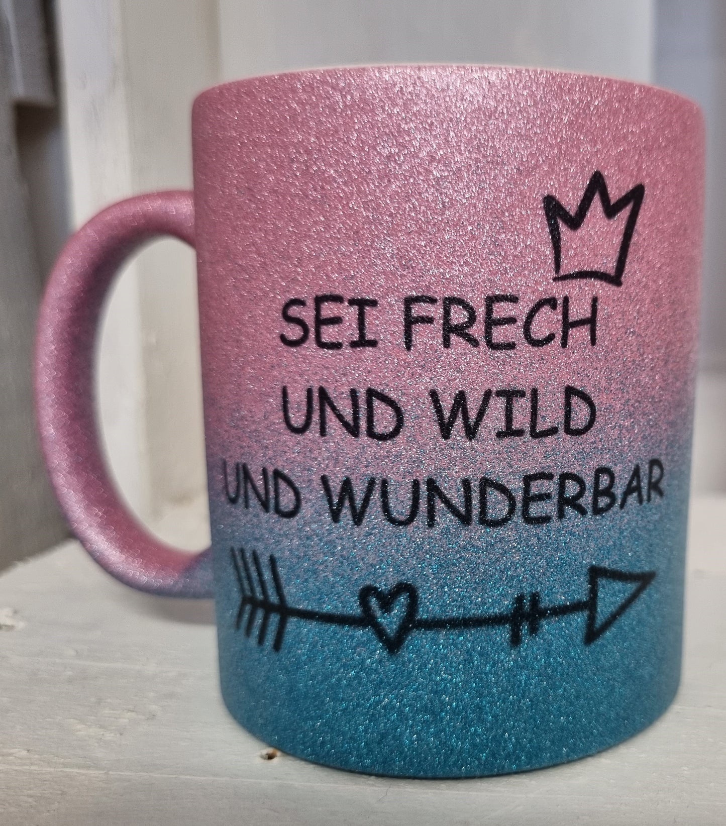 Glitzertasse Sei frech und wild und wunderbar beidseitig bedruckt, personalisierbar