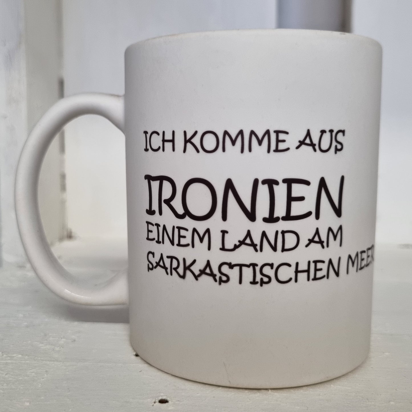 Motivtasse Ich komme aus Ironien einem Land am sarkastischen Meer beidseitig bedruckt personalisierbar