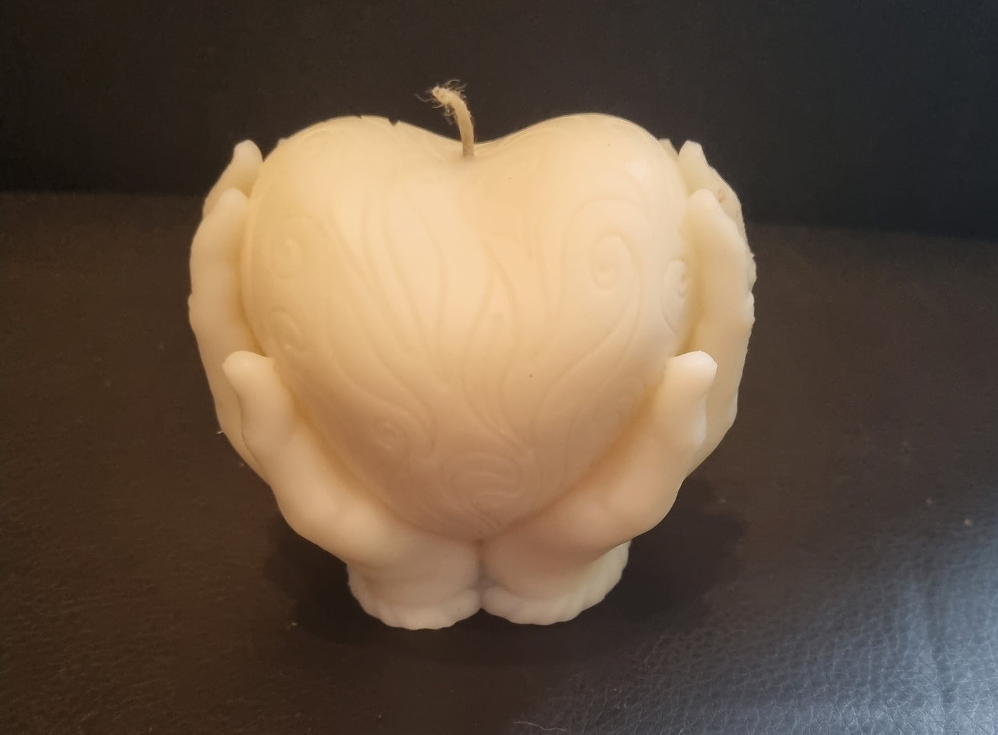 Kerze Herz in Händen Bio Sojawachs vegan