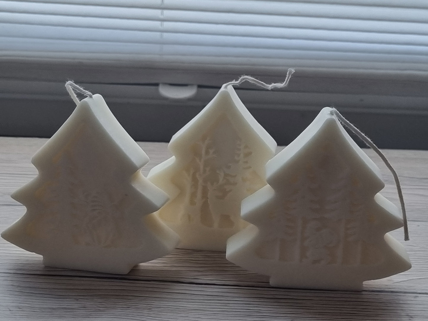 3er-Kerzenset Tannenbaum mit Bild Relief Weihnachtsmann Wichtel Rehe Bio Sojawachs vegan