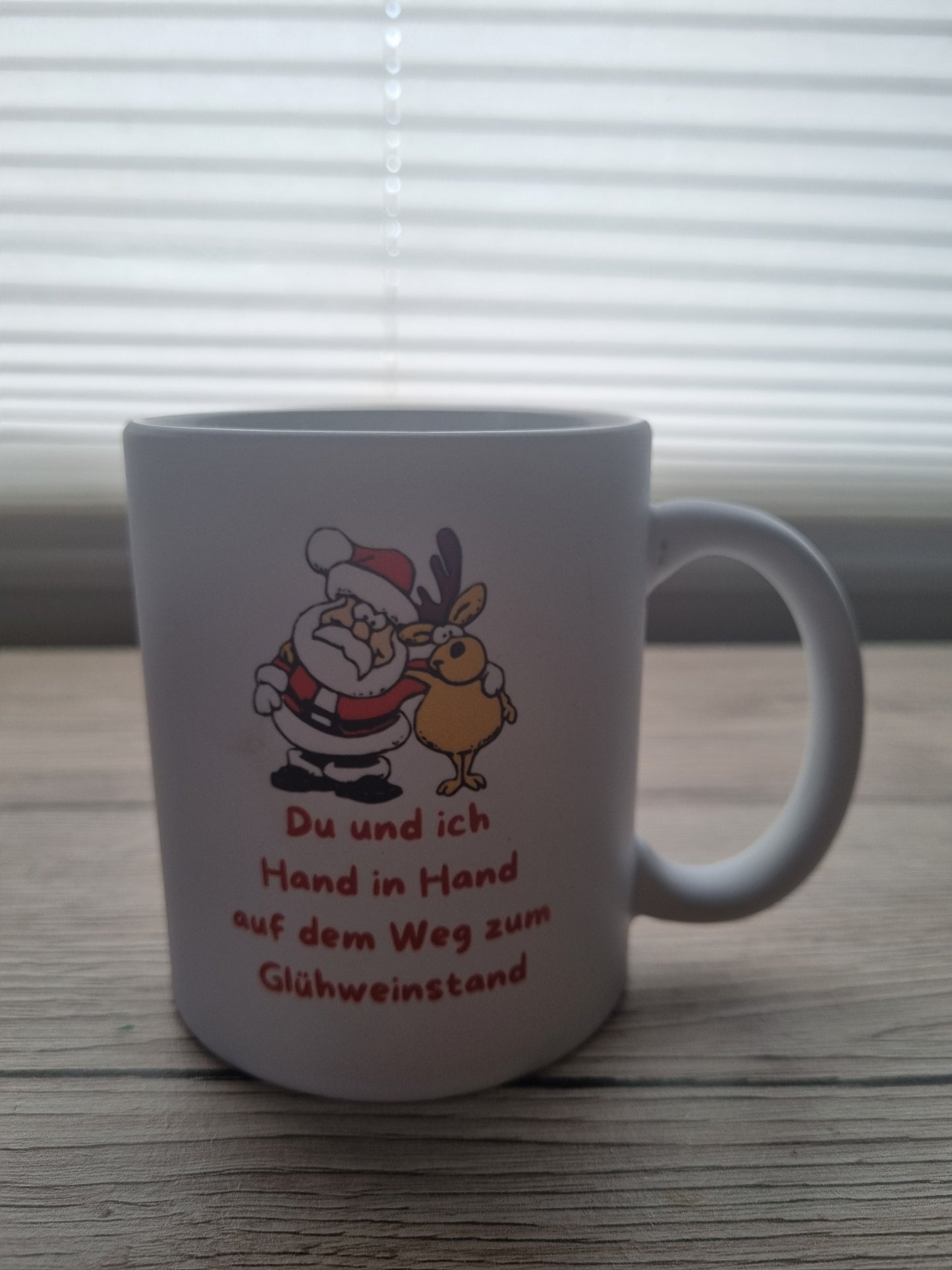 Weihnachtstasse mit Spruch Du und ich Hand in Hand auf dem Weg zum Glühweinstand, personalisierbar